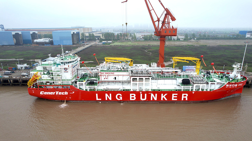 全国首艘！中集安瑞科向中国海油成功交付12000方LNG运输加注船